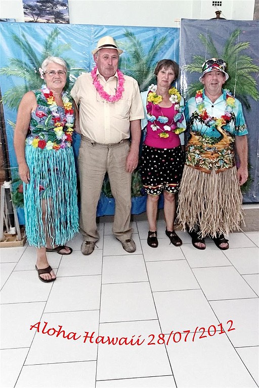HawaiiParty (17).jpg - Met de aanwezigen op de foto